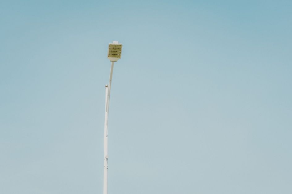 Poste inclinado en Piura es retirado tras tres años de denuncias ciudadanas
