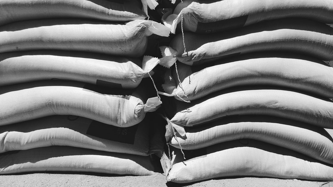 Comerciantes piuranos levantan muros y usan sacos de arena ante riesgo de inundación