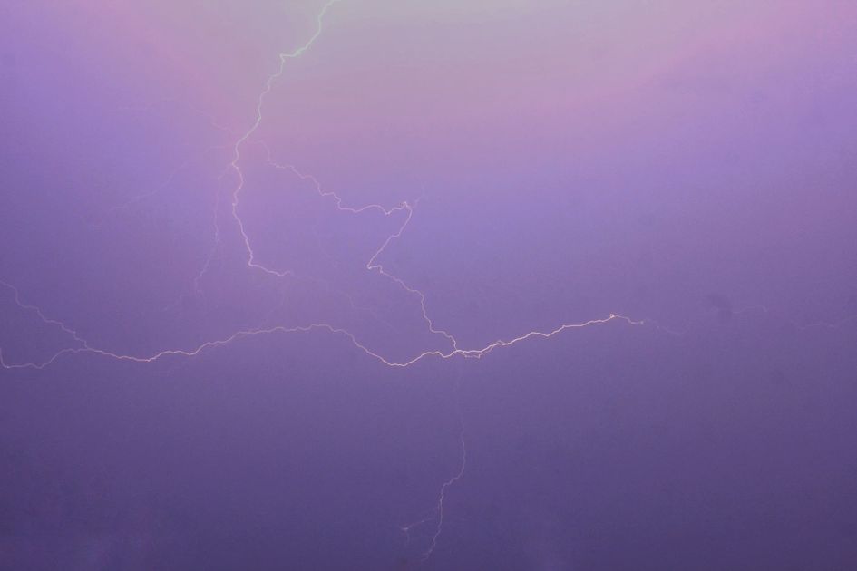 Alerta Roja en Santiago: Senapred advierte tormenta eléctrica severa que paraliza a la capital chilena